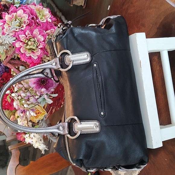 Two-Tone Black and Cream Shoulder Bag - Picture 5 of 8